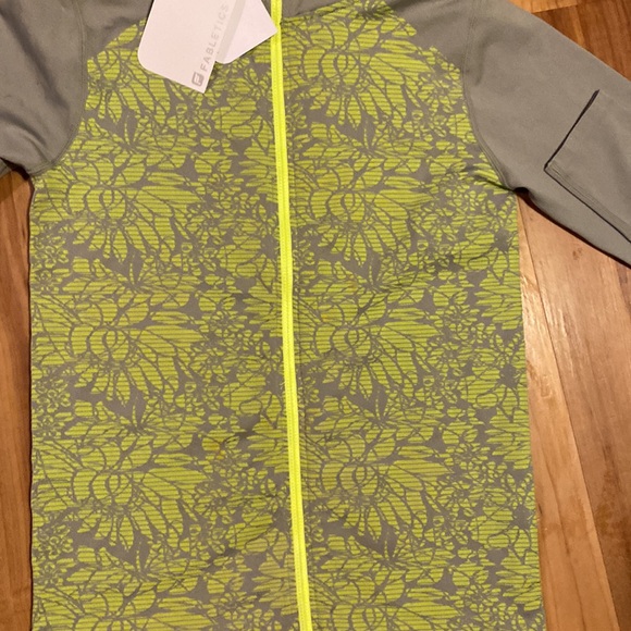 Fabletics NWT Zip Up Top/ Lightweight - Picture 3 of 8